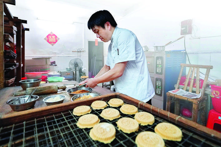     非遗传承人罗伟亮在制作龙门米饼。