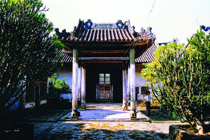     功武村廖氏宗祠里建有接旨亭，见证廖氏家族荣光。