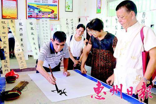  各地楹联书法爱好者共同分享创作乐趣。
