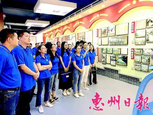 学员们参观县政治生活馆。