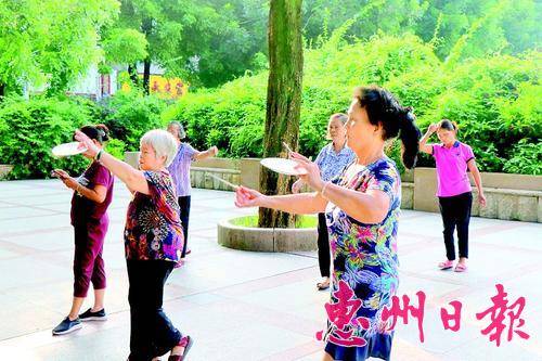 ▲不少老年人在东较文化广场练习“打碟舞”。