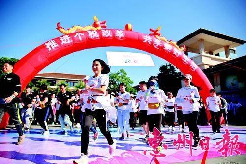  迷你马拉松公益跑宣传活动现场。本报记者卢振侠 摄