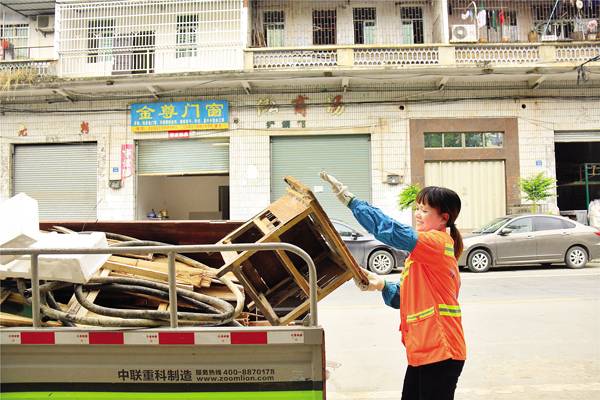  ▲刘杏云每天的工作就是搬运清理大件废弃物。