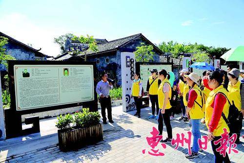 黄子能向志愿者介绍“中国好人村”情况。 本报记者欧阳成 摄