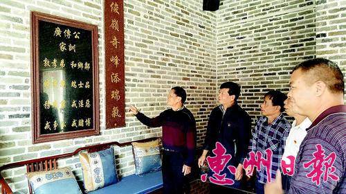  龙门县推行“两规三联一法”基层治理模式，打造“美丽党建”品牌。这是村民正在熟读家规族训。