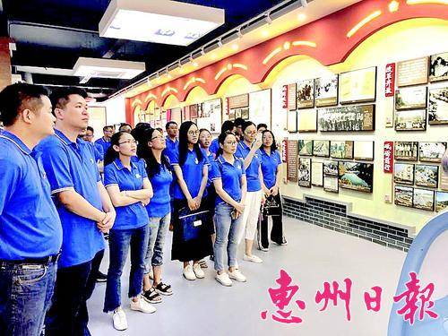 龙门县第十九期中青班学员在政治生活馆接受党性教育。