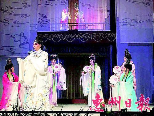 　　由龙门本地人伍家辉担任总导演和服装设计的《浮世三生梦》在北京大观园首演。
 本报记者费 燕 特约通讯员黄伟光翻拍
