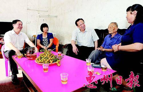 林木声（中）等走访慰问平陵镇祖塘村老党员郑钦发。 本报记者黄俊琦 摄
