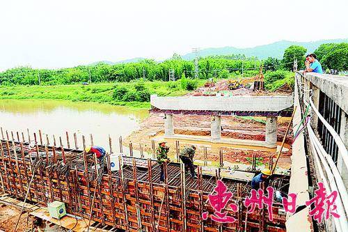 水西大桥改扩建项目施工现场，桥体工程加紧施工中。