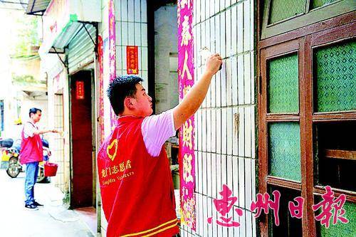 志愿者在清理“牛皮癣”。
