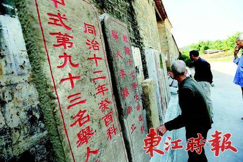 绳武围大门两侧立着先辈遗留下来的石碑。
