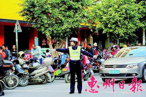 县交警大队女子中队队员在执勤。 