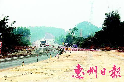 省道119线改扩建后的道路比原来宽敞许多。本报记者黄宇翔 通讯员沈知尚 摄

