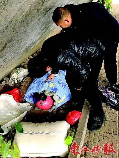 工作人员救助流浪者。 