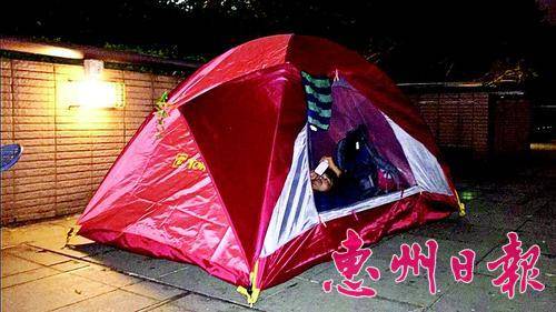  晚上睡觉都选择在加油站边上搭帐篷。
