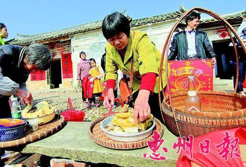  家长们准备祭品。
