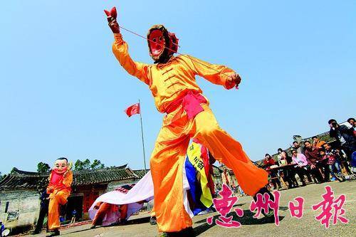  貔貅舞精彩的表演，吸引了众多村民观看。
