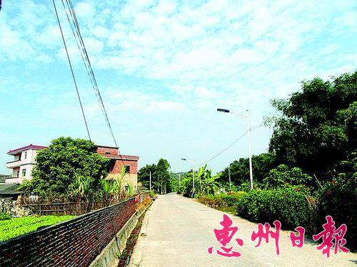  ▲新农村公路路面硬底化建设进一步改善了龙江镇岭咀村的村容村貌。
