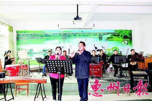 龙华华星曲艺社成员正在练习粤曲。
