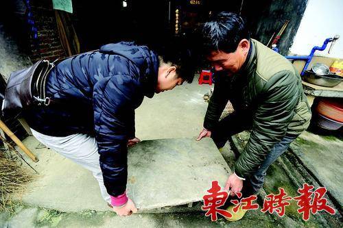 《赠刘宗信还增城四首》石碑，二人合力才抬动。 