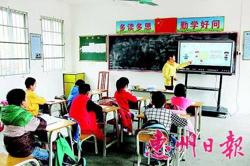 教师利用电子白板给学生上课。

