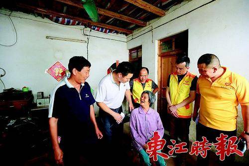  ▲村民称志愿者为“贴心人”。 本版图片 《东江时报》记者杨建业 摄 