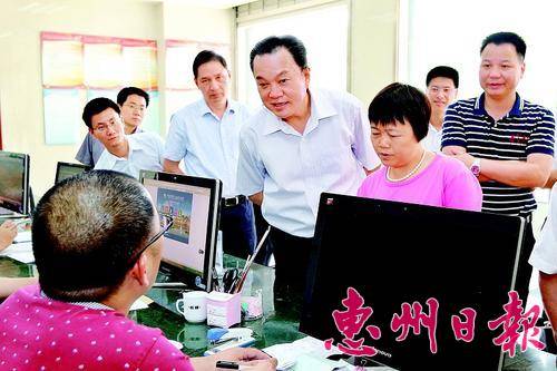 陈奕威在龙门县麻榨镇便民惠民服务大厅调研。 本报记者黄俊琦 摄 