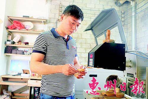 李恒标一有空闲就在工厂里钻研竹木制品的品质提升和产品优化。
