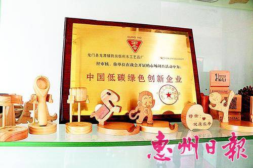 在李恒标的办公室里，放满了他喜爱的竹木制品。
