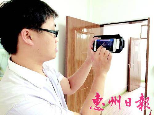  ▲工作人员展示用设备看龙门VR全景。

