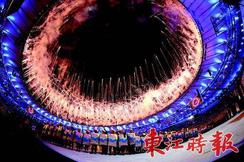  8月5日，第31届夏季奥林匹克运动会开幕式在巴西里约热内卢马拉卡纳体育场举行。这是开幕式上的焰火表演。新华社发
