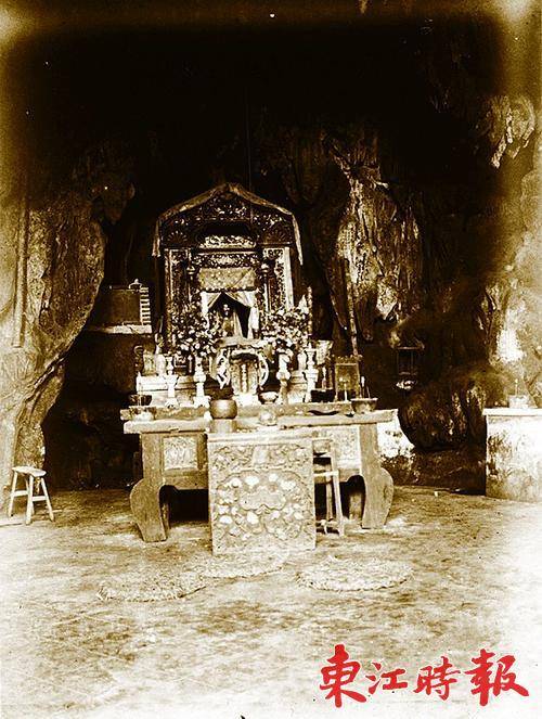  ▲龙门平陵龙岩寺里的祭台，位于溶洞之中。摄于约100年前。

