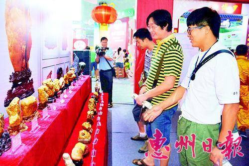  ▲不少市民前来一睹龙门奇石。
