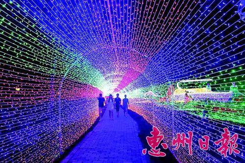 梦幻灯光醉游客。 本报记者李松权 摄
