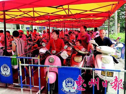  昨日，在市区江北三新北路办理点，前来申领退市补贴的电动车主络绎不绝。
 本报记者杨熠 摄
