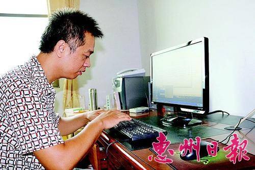 平时忙于养鸡的张伟超一有空闲就坐在电脑前写作。 