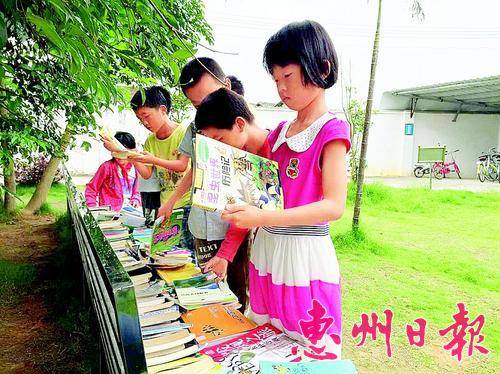孩子们在看书。 