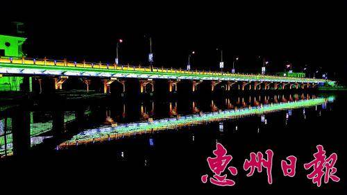 西林河堤和沿江路在LED夜景灯的装扮下格外漂亮。
