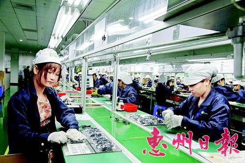 惠州产业转移工业园内一企业生产车间。
