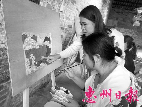  江瑞霞（后）耐心地指导村民画画。