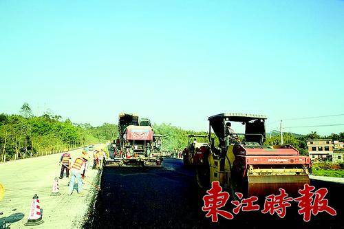  省道119线龙华至龙门县城段改扩建工程沥青路面摊铺正在紧张进行中。 《东江时报》记者刘豪伟 通讯员张石坚 摄 