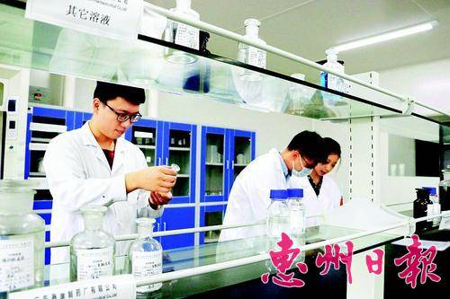  广东赛康制药公司科研人员在研发新药。 