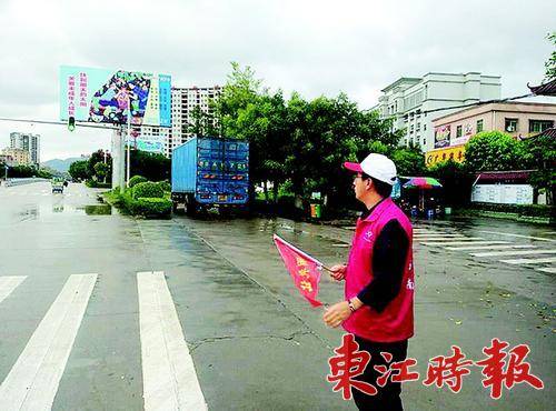 龙门供电局志愿者在红绿灯路口开展交通疏导志愿服务。 