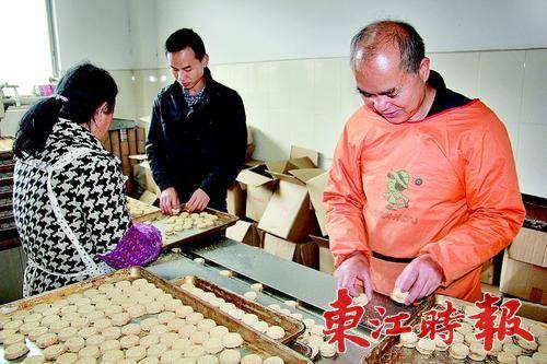 李志良（右一）一家在制作米饼。
