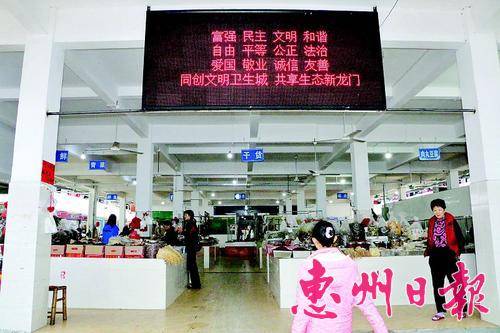  改造升级后的县城中心市场焕然一新，市场商贩摆卖秩序井然。
