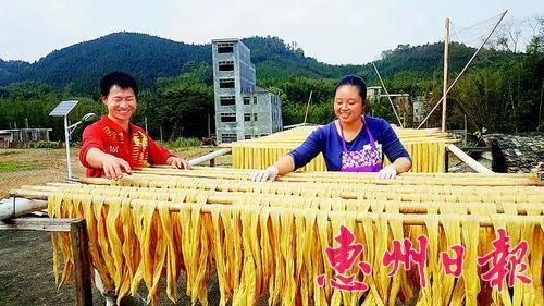  建成、黄玉娴夫妻俩齐心合力创业。