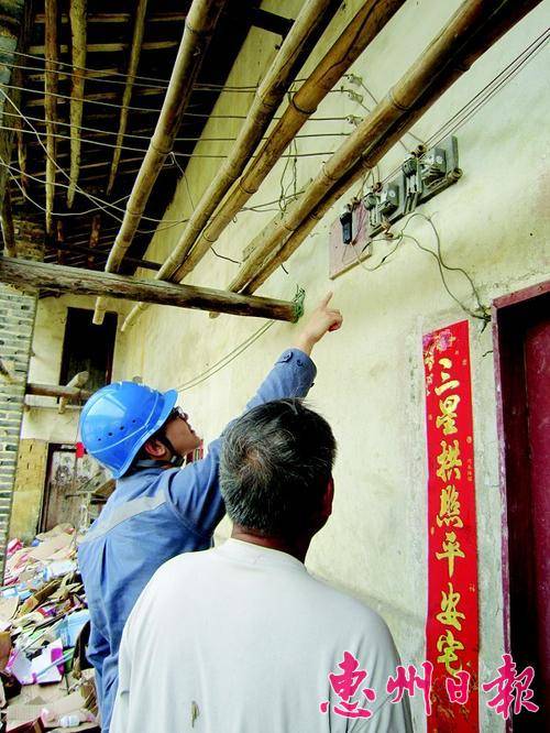 工作人员在检查线路。
