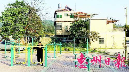 蓝田乡上东村文体广场前环境舒适、绿荫围绕，常有村民到此休憩、锻炼。
