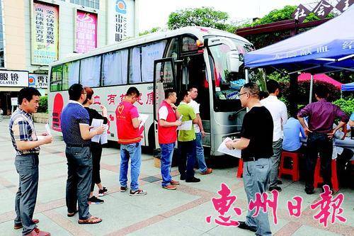 市民排队无偿献血。
