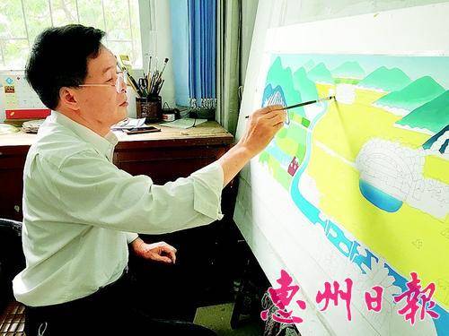王汉池在创作龙门农民画。
